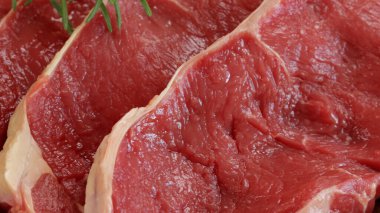 Kesme tahtasındaki çiğ et kaburgası.