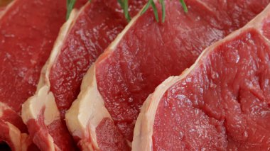 Kesme tahtasındaki çiğ et kaburgası.