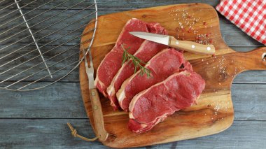 Kesme tahtasındaki çiğ et kaburgası.