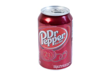 Vaison la Romaine - Fransa - 4 Şubat 2023 - Dr Pepper marka kola beyaz arka planda izole edilebilir