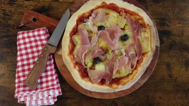 Pizza Ham Raclette Cheese Potatoes Cutting Board — 图库视频影像
