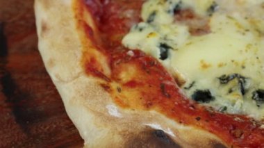 Tahtadaki peynirli pizzayı kapat.