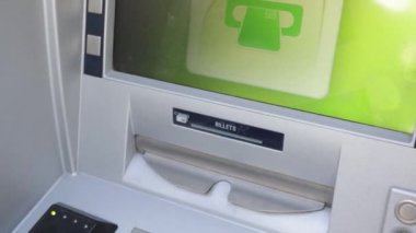 Birisi, yakın plan, ATM 'den para çekiyor.