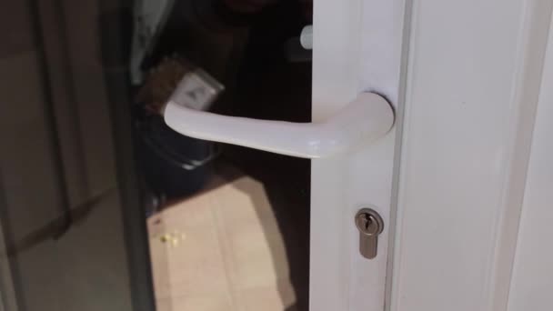 Крупним Планом Людина Закриває Скляні Двері Ключами — стокове відео