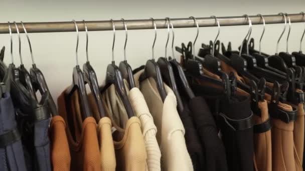 Ρούχα Προς Πώληση Κατάστημα Έτοιμων Προς Χρήση — Αρχείο Βίντεο