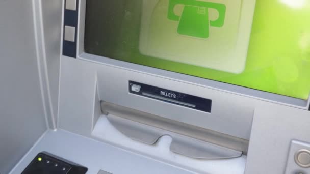 Persoon Close Geld Opnemen Bij Een Geldautomaat — Stockvideo