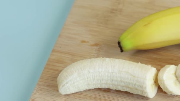Bananer Skurna Bitar Närbild Ett Bord — Stockvideo