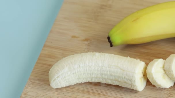 Bananes Coupées Morceaux Gros Plan Sur Une Table — Video