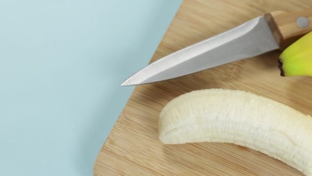 Bananas Cut Pieces Close Table — Stockvideo