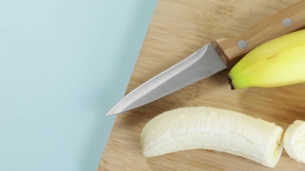 Бананы Разрезанные Куски Крупным Планом Столе — стоковое видео