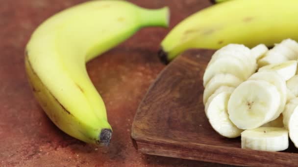 Bananer Skurna Bitar Närbild Ett Bord — Stockvideo