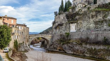 view of the Roman bridge and the old town of Vaison la Romaine