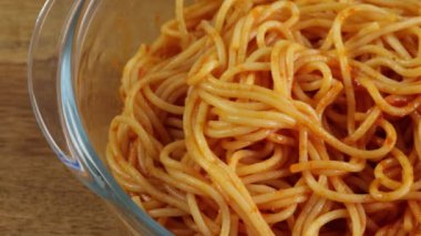 tabak domates soslu spagetti yakın çekim