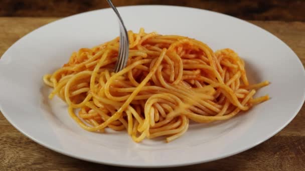 トマトソースのスパゲッティの皿をクローズ アップ — ストック動画