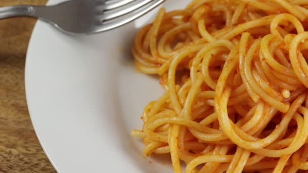 Placa Espaguetis Con Salsa Tomate Cerca — Vídeo de stock