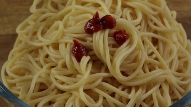 トマトソースにスパゲティを混ぜて — ストック動画