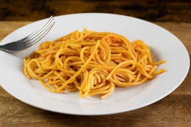 tabak domates soslu spagetti yakın çekim
