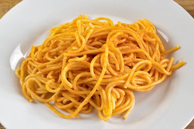 tabak domates soslu spagetti yakın çekim