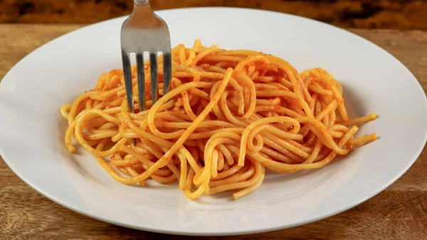 Tallrik Spaghetti Med Tomatsås Nära Håll — Stockfoto