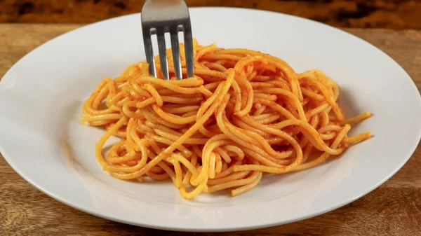 Teller Spaghetti Mit Tomatensauce Aus Nächster Nähe — Stockfoto