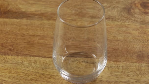 Hafif Bir Içecek Bardağa Döküldü Yakından — Stok video
