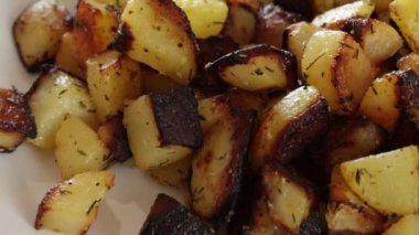 Tavada kızarmış patates pişirmek.