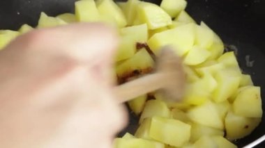 Yemek pişirirken sotelenmiş patatesleri karıştırırken elinizi kapatın.