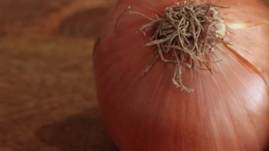 Soğan yakın plan, masanın üstünde.