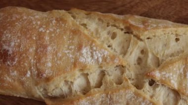 Masadaki tüm baget ekmeği