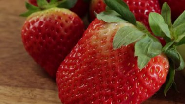 Birkaç çilek, yakın plan, masanın üstünde.