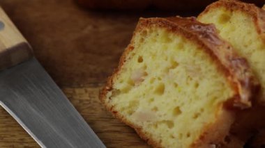 Jambon ve peynirli dilimlenmiş kek, yakın plan, masanın üstünde.