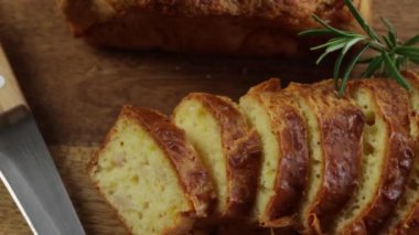 Jambon ve peynirli dilimlenmiş kek, yakın plan, masanın üstünde.