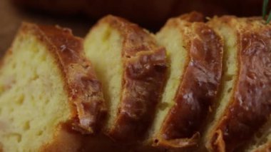 Jambon ve peynirli dilimlenmiş kek, yakın plan, masanın üstünde.