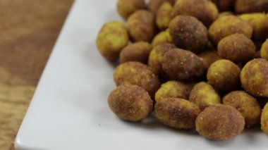 Tabakta yakın plan fıstık tabağı.