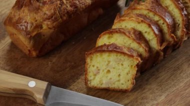 Jambon ve peynirli dilimlenmiş kek, yakın plan, masanın üstünde.