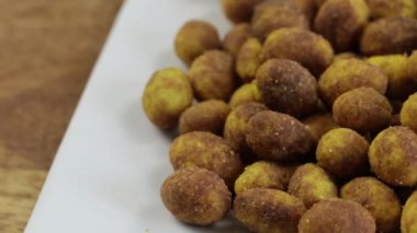 Tabakta yakın plan fıstık tabağı.