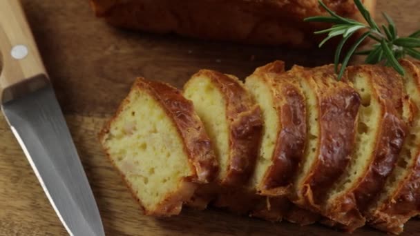 Jambon Peynirli Dilimlenmiş Kek Yakın Plan Masanın Üstünde — Stok video