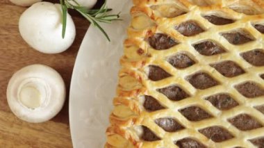 Mantarlı puf böreği, tabağa yakın çekim.