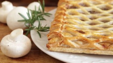 Mantarlı puf böreği, tabağa yakın çekim.