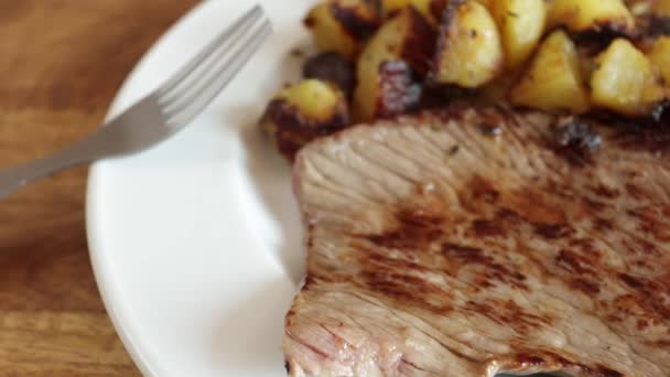 쇠고기 스테이크와 위에서 클로즈업 — 비디오