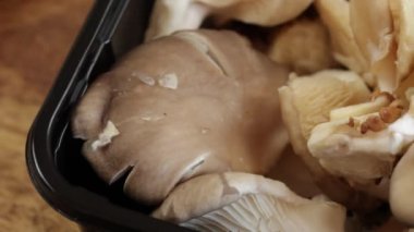 Bir tepsi istiridye mantarı, yakın plan, masanın üstünde.