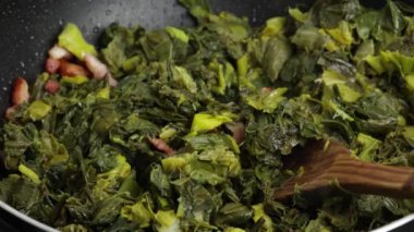 Pırasa ve pastırma kızartma tavasında pişiyor.