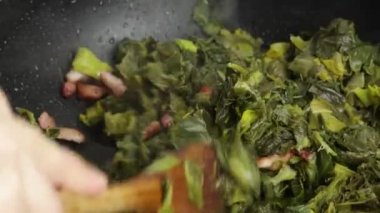 Pırasa ve pastırma kızartma tavasında pişiyor.