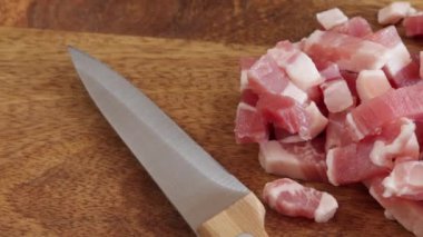 Ahşap masadaki çiğ domuz lardonları.