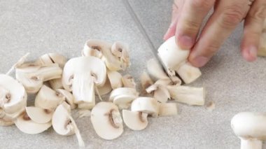 Yakından bıçakla kesilmiş düğme mantarları.