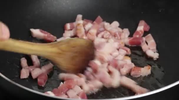 Schweinefleisch Lardons Einer Pfanne Nahaufnahme Gekocht — Stockvideo