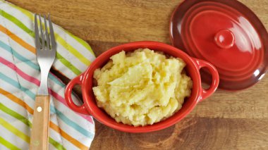 Bir tabak patates püresi, yakın plan, masanın üstünde.