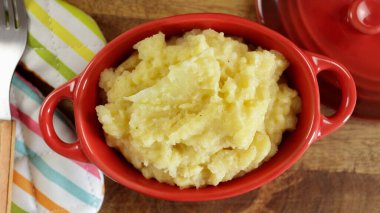 Bir tabak patates püresi, yakın plan, masanın üstünde.