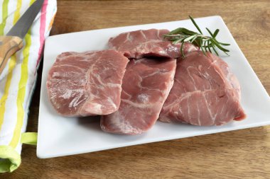 Tabakta çiğ domuz yanağı