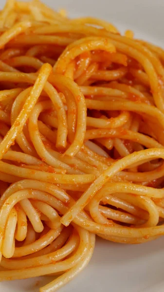 Placa Espaguetis Con Salsa Tomate Cerca —  Fotos de Stock